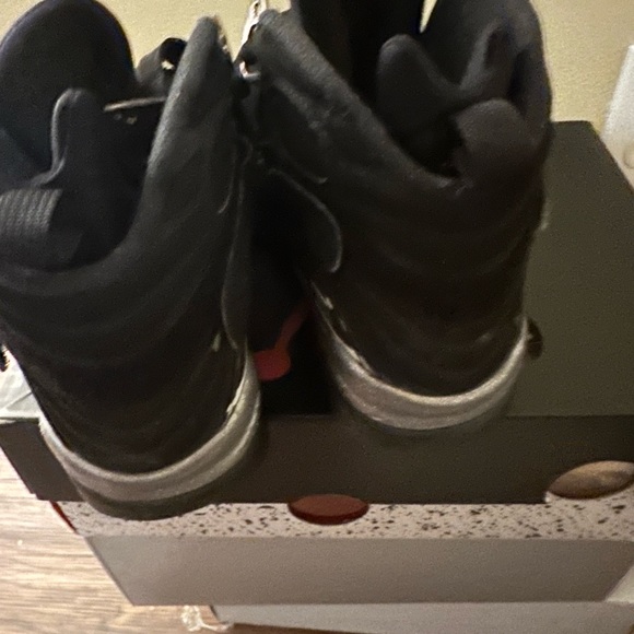 Chrome 8 Jordan’s Size 8 gently used - Picture 2 of 5